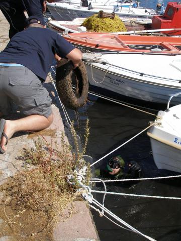 ΥΠΟΒΡΥΧΙΑ ΣΚΟΥΠΙΔΙΑ. ΕΥΚΟΛΑ ΠΕΦΤΟΥΝ ΣΤΗ ΘΑΛΑΣΣΑ. ΔΥΣΚΟΛΑ ΒΓΑΙΝΟΥΝ.