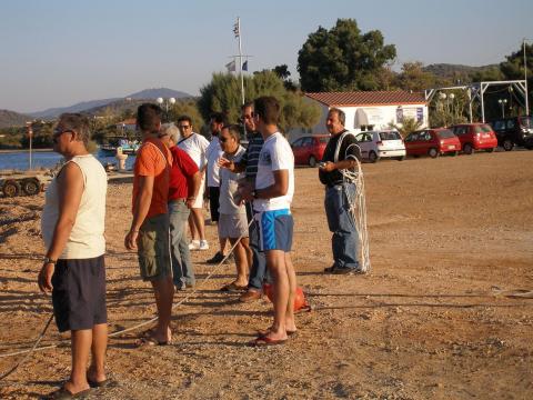 Το ένα σκοινί έπεσε και περιμένουμε το καλάρισμα του διχτυού